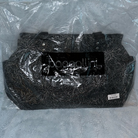 Black Baggallini tote bag with mini coin purse - Picture 1 of 5